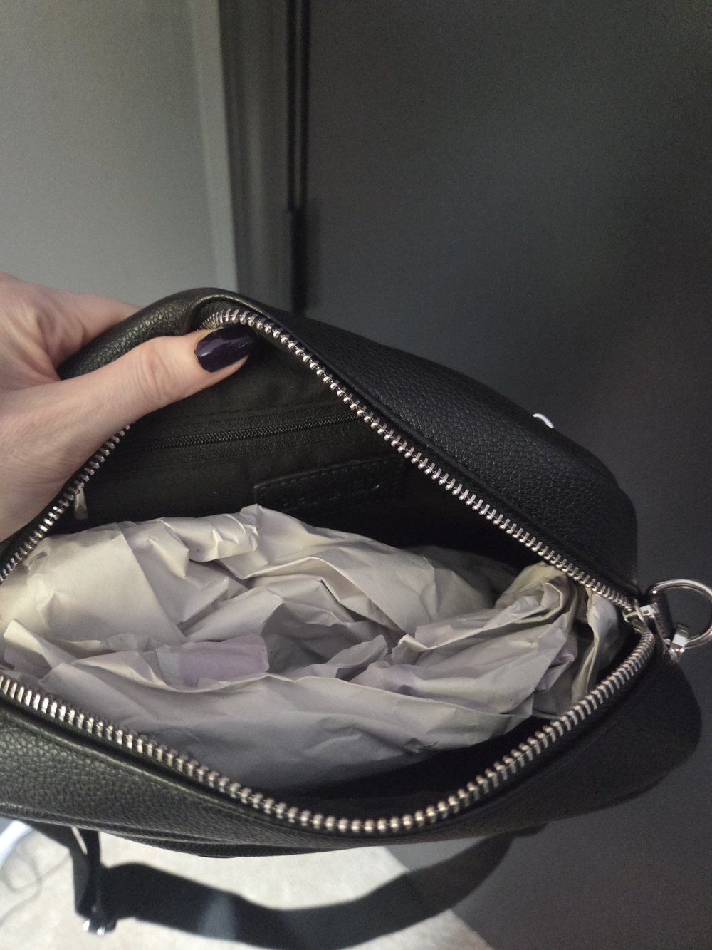 Metal Grommet Handbag - Picture 6 of 6